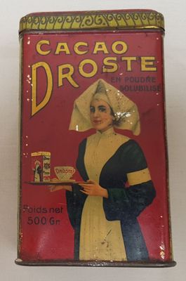 deux boîtes posées sur une table