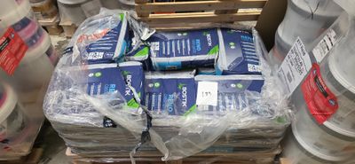 une pile de rouleaux de papier toilette emballés dans du plastique, posée sur une palette