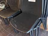 quatre chaises alignées sur le sol