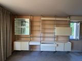 une pièce avec un bureau et un miroir