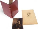 un livre ouvert sur lequel figure l'image d'un homme en costume et un livre sur lequel figure l'image d'un homme en costume
