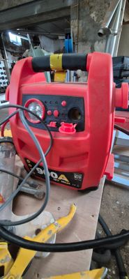 une machine rouge posée sur une table