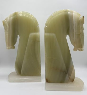 paire de serre-livres sculptés en forme de tête de cheval, sur des socles en marbre