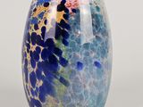 un vase orné d'un motif bleu et jaune