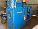 une machine bleue qui se trouve dans un bâtiment