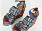 une image représentant une paire de chaussures colorées posées sur une surface blanche