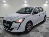 la voiture blanche est garée sur un sol en damier dans le garage