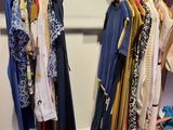 beaucoup de vêtements suspendus à un portant dans un placard