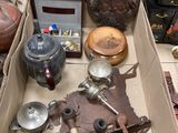 une boîte remplie d'objets anciens posée sur une table