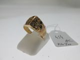Gros plan sur une bague en or ornée d'un diamant noir