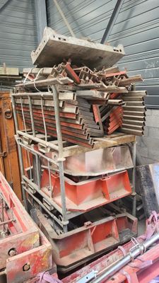 un gros tas d'objets métalliques dans un entrepôt