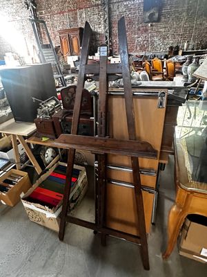 une pièce remplie de meubles de toutes sortes et d'autres objets