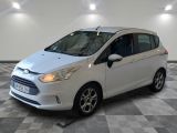 la ford fiesta blanche est garée dans une pièce au sol à carreaux