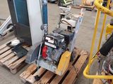 une machine posée sur une palette dans un entrepôt