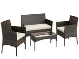 un ensemble de mobilier de jardin en osier marron composé de deux chaises et d'une table basse