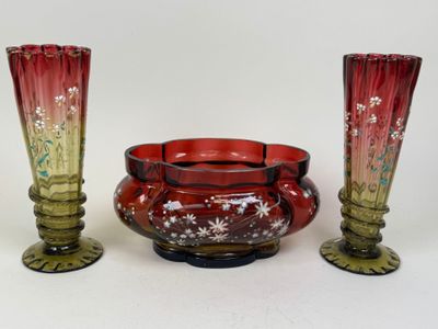 trois vases en verre posés l'un à côté de l'autre sur une table