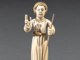 figurine en ivoire sculpté représentant un moine tenant un bâton et un bâton