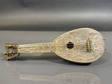 un instrument de musique ancien plaqué argent posé sur une table