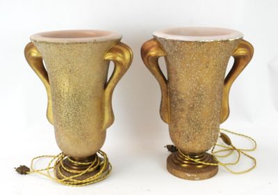 deux vases posés l'un à côté de l'autre sur une table