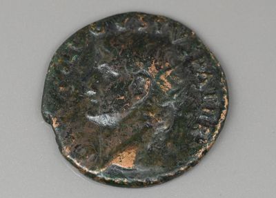 une image d'une pièce de monnaie sur laquelle figure un visage