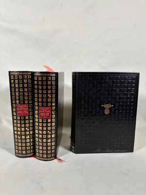 deux livres posés l'un à côté de l'autre sur une table