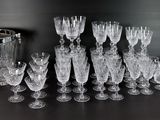 beaucoup de verres et un seau sur la table