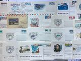 beaucoup de cartes postales accrochées au mur d'une pièce