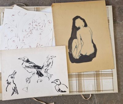 une pile de feuilles couvertes de dessins, posée par terre
