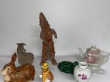 cinq figurines posées sur une surface blanche