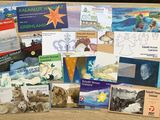 de nombreux livres posés sur la table, avec des images d'animaux