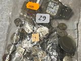 un sac rempli d'objets divers posé sur une table