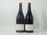 deux bouteilles de vin rouge posées sur une table blanche
