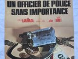 une vieille affiche de cinéma représentant les menottes d'un policier et de l'argent
