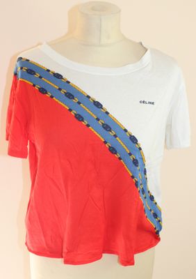 un t-shirt blanc avec un motif rouge et bleu sur la poitrine