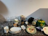 une table sur laquelle se trouvent beaucoup de plats et de tasses
