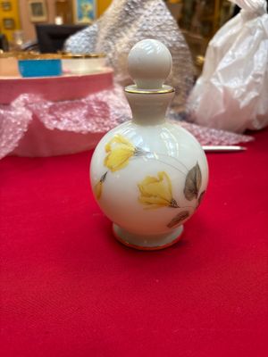 Flacon en verre opalin à décor de fleurs jaunes et liseré doré