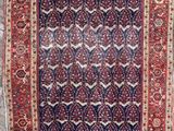un tapis rouge et noir à motifs