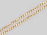 une paire de bracelets en chaîne en or sur fond blanc