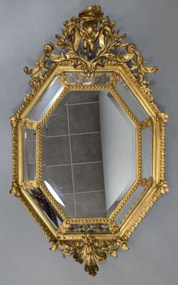 un miroir doré accroché au mur d'une pièce