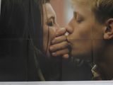 affiche de cinéma représentant un couple en train de s'embrasser devant un mur