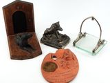 trois petits objets en métal, dont un chien, une plaque en verre et un porte-clés