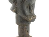 sculpture d'une tête de femme sur une base en bois