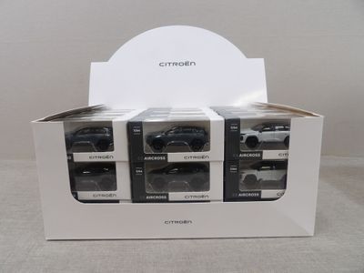 une boîte contenant six modèles réduits de voitures différents