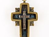 l'image d'une croix suspendue à une chaîne sur fond blanc