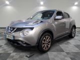 Le SUV Nissan Juke argenté est garé sur un sol à damier.