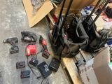 un tas d'outils par terre, à côté d'une boîte