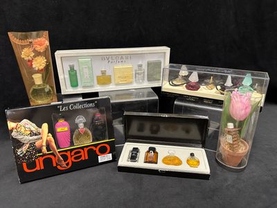 un grand nombre d'objets posés sur une table