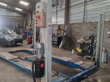une image d'une voiture en cours d'entretien dans un garage