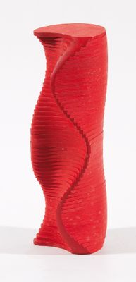 un vase rouge orné d'un motif en spirale