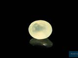 un gros plan d'une lampe posée sur un rocher